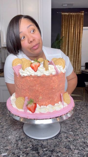 Strawberry Crunch Cake, Box Cake Recipes, Boxed Cake Mixes Recipes, Strawberry Crunch, Inside Man, Strawberry Cake Mix, Strawberry Dessert Recipes, Crunch Cake, Strawberry Cake Recipes