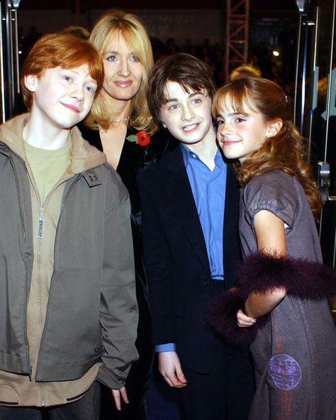 Rupert Grint, J.K. Rowling, Daniel Radcliffe and Emma Watson in the “Harry Potter and the Philosopher's Stone” premiere, 2001 Harry Potter Villains, Daniel Radcliffe Emma Watson, The Golden Trio, Citate Harry Potter, Glume Harry Potter, Buku Harry Potter, Ian Mckellen, Harry Potter Images, Images Harry Potter