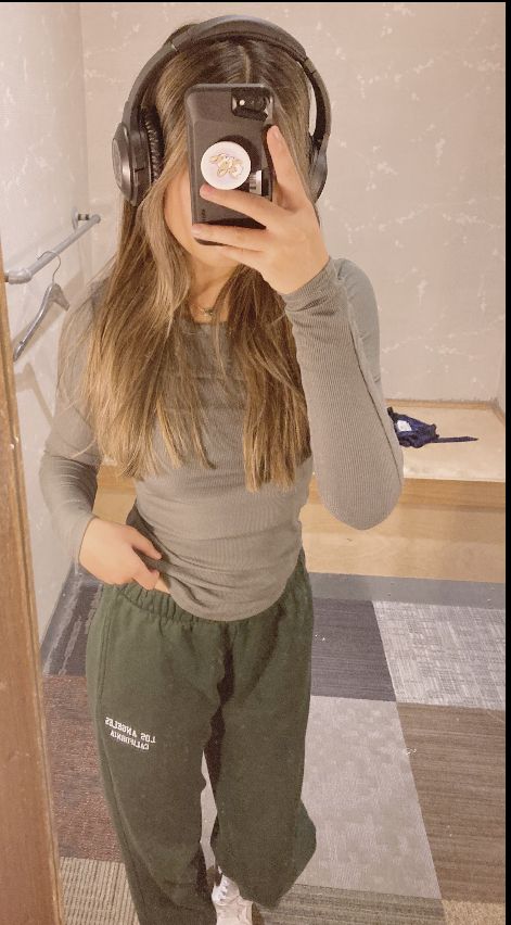 Outfit With Green Sweatpants, Green Sweatpants Outfit Winter, Light Green Sweatpants Outfit, Dark Green Sweatpants Outfit, Green And Grey Outfit, Green Sweatpants Outfit, Study Fits, Sweatpants Outfits Winter, Sweatpants Look