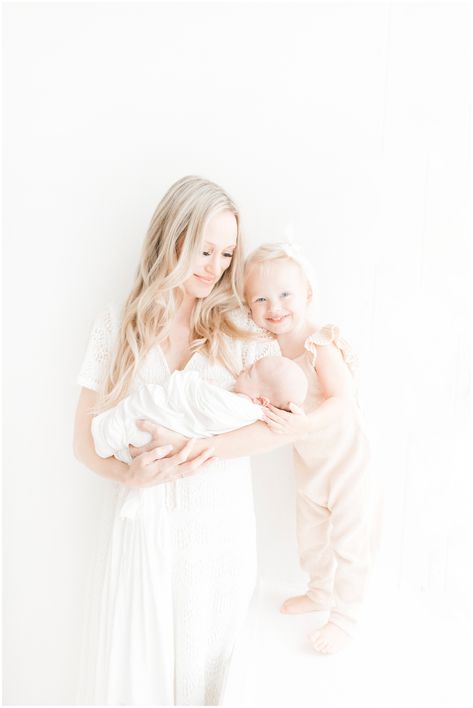 mom with sibling and newborn in a newborn photoshoot. Natural, light and airy with a touch of life style in studio Maternity Photography Los Angeles, Beach Maternity Photography, Photography In Studio, Maternity Photography Beach, Natural Newborn Photography, Foto Newborn, Natural Newborn, Morning Monday, Photography Los Angeles