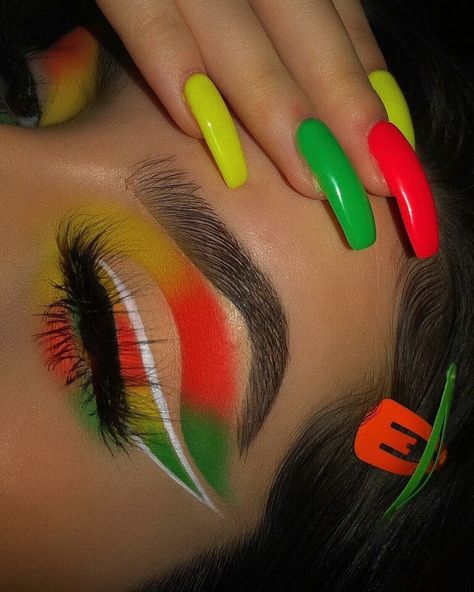 Nidaxoxo ❔ Drag Make-up, Bright Makeup, Colorful Nails, Beautiful Eye Makeup, Makijaż Smokey Eye, Colorful Eye Makeup, Makeup Eye Looks, Creative Eye Makeup, Creative Makeup Looks