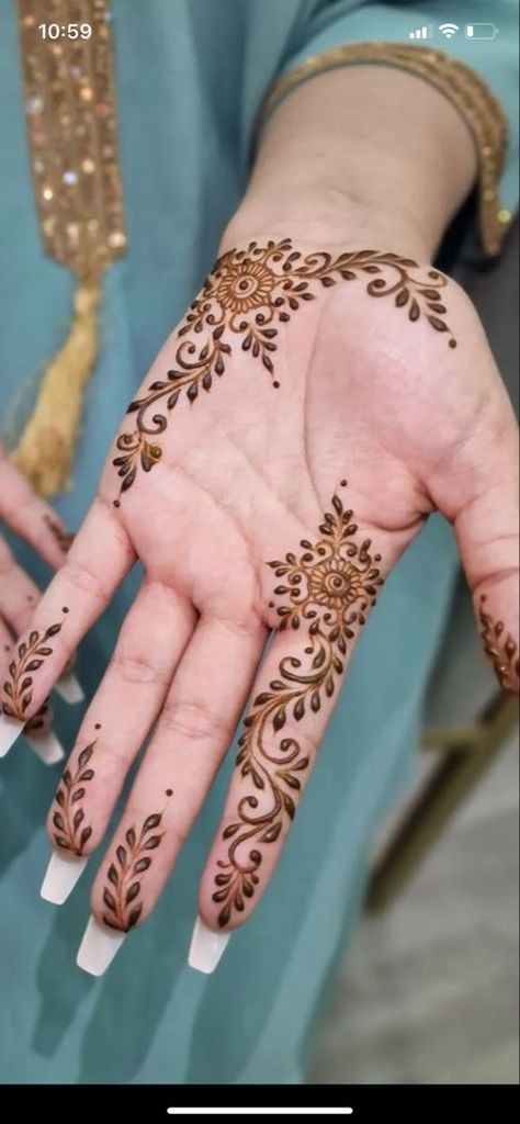 Delicate Henna Designs Hands, Wedding Simple Mehndi Designs, Subtle Mehndi Designs, Short Design Mehndi, Mehendi Modern Designs, Mehndi Inner Hand, Mehndi Designs Delicate, Short And Simple Mehndi Design, Mehndi Design Cute