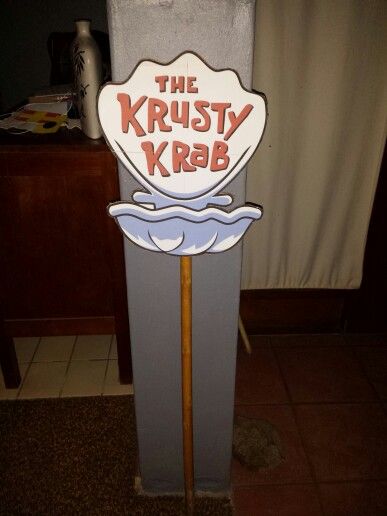 Carboard cutout Krusty Krab sign post Diy Krusty Krab Sign, The Krusty Krab Logo, Krusty Krab Decorations, Krusty Krab Sign, Spongebob Sign, Spongebob Room, Spongebob Krusty Krab, Spongebob Party Decorations, Spongebob Squarepants Party