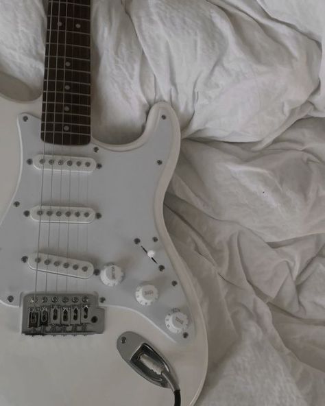 White Bass Aesthetic, Soleil Core, Bass Player Aesthetic, Bass Guitar Aesthetic, Bass Aesthetic, Gitar Vintage, Electro Guitar, Guitar Aesthetic, Types Of Guitar