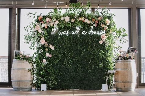 Selfie Backdrop, Boxwood Backdrop, Backdrop Flowers, Flower Wall Rental, Photowall Ideas, Flower Wall Wedding, Wedding Backdrop Design, Flower Wall Backdrop, Diy Event