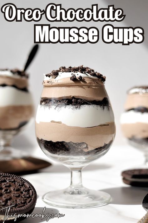 These creamy oreo and chocolate mousse dessert cups are so easy, yet so elegant! Dessert Recipes With Oreos, Individual Desserts For Parties, Oreo Dessert Cups, Mousse Dessert Cups, Oreo Cups, Mini Chocolate Mousse, Easy Mousse, Oreo Mousse, Chocolate Mousse Desserts