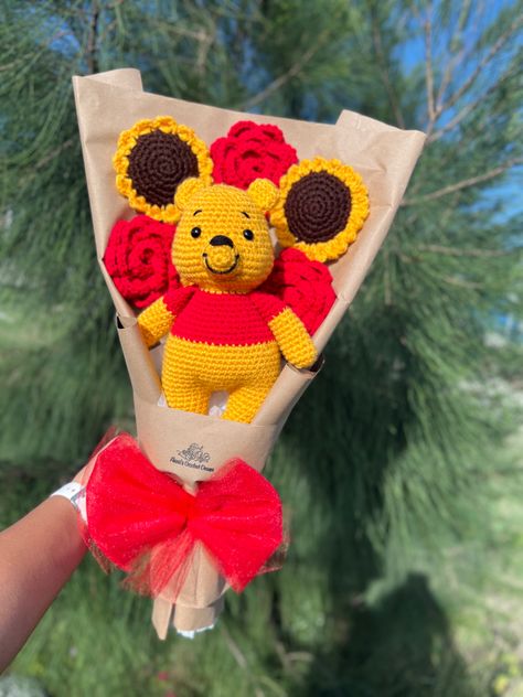 Winnie The Pooh Bouquet, Bouquet Crochet Flowers, Bouquet Birthday Gift, Crochet Bouquets, Small Crochet Gifts, Bouquet Crochet, Yellow Carnations, Bouquet Birthday, Flowers Crochet