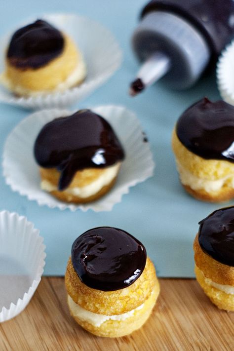 Bite-sited Boston cream pie | Heather Likes Food Boston Cream Pie Bites, Fancy Apps, Boston Cream Pie Cake, Boston Cream Pie Recipe, Pastries Recipes Dessert, Paris Prom, Sweet Bakes, Pie Bites, Cream Pies