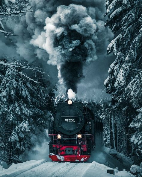 German Landscape Photographer en Instagram: “Life is a train, get on board!” Best Wallpaper For Mobile, Nostalgic Photography, Hogwarts Christmas, Harry Potter Wall, Harry Potter Background, Filmy Vintage, Christmas Wallpaper Backgrounds, Christmas Aesthetic Wallpaper, Images Harry Potter