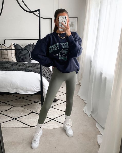 Nike Socks And Leggings Outfits, Crew Sock Outfits Women, Socks With Leggings Outfits, Long Socks With Leggings, Long Nike Socks Outfit, Long Sock Outfits, Leggings And Socks Outfit, Socks And Leggings Outfits, Nike Crew Socks Outfit