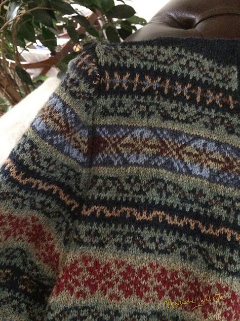 Ravelry: mariekewalstra's fair isle (traditional) sweater Fair Isle Knitting Patterns Free, Punto Fair Isle, Rowan Knitting, Stranded Knitting Patterns, Colorwork Knitting Patterns, Fair Isle Pullover, Norwegian Knitting, Fair Isle Knitting Patterns, Fair Isles