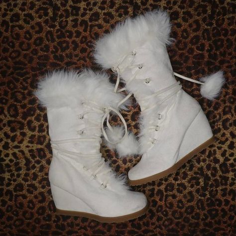 Suspender Tights Outfits Women, White Winter Outfits Y2k, Boots With The Fur, Boots With Fur, White Fluffy Boots, Cute Fur Boots, Wedge Fur Boots, Fluffy White Demonia Boots, Fur Boots White