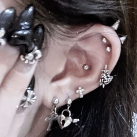 ྀིྀིྀིྀིྀི kumouranai_ Ear Peircings, Nail Piercing, Cool Ear Piercings, Goth Earrings, Cool Piercings, Multiple Ear Piercings, Ear Style, Facial Piercings, Body Jewelry Piercing