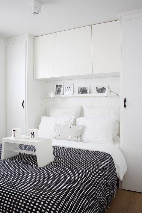 Have Dad build us some flanking closets around bed for storage Shallow Cabinets, Små Rum Lidt Plads, Small Bedroom Storage, Storage Solutions Bedroom, Small Bedroom Designs, Scandinavian Bedroom, غرفة ملابس, Bedroom Wardrobe, Tiny Bedroom