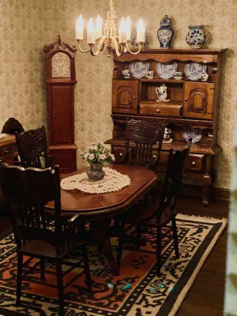 Small Victorian Dining Table, Vintage Dollhouse Interior, English Dollhouse, Dollhouse Dining Room Ideas, Vintage Dollhouse Aesthetic, Victorian Dollhouse Interior, Victorian Tea Room, Dollhouse Dining Room, Victorian Kitchen