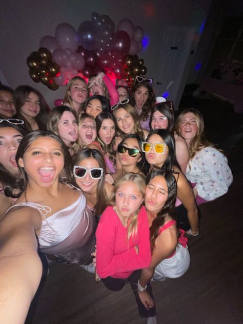 Sweet 16 Pics With Friends, Birthday Party Ideas 14th Girl, Birthday Ideas 13, House Birthday Party Ideas, Sweet 16 Sleepover, Sweet 16 Photoshoot, 14th Birthday Party Ideas, 15th Birthday Party Ideas, Sweet Sixteen Birthday Party Ideas