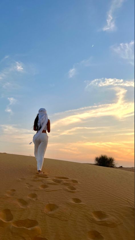 Desert Outfit Ideas Dubai, Desert Safari Outfit, Desert Outfit Ideas, Vacay Pictures, Desert Photoshoot Ideas, Desert Outfit, Desert Vacation, Desert Pictures, Dubai Safari