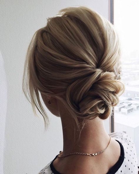 Just like for all brides, when the big day is approaching,many decisions have to be made. Wedding hair is a major part of what gives you good looks. These incredible romantic wedding updo hairstyles are seriously stunning. If you you want to add glamour to your wedding hairstyle, then check out these beautiful updo Formal Updo, Chignon Hair, Low Bun, Updo Hairstyles, Bridal Updo, Business Hairstyles, Penteado Cabelo Curto, Wedding Hairstyles Updo, Wedding Updo