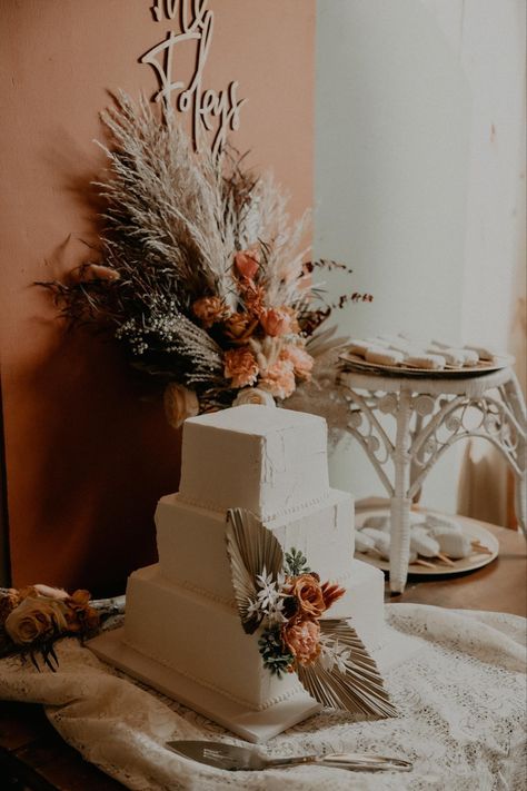 Minimal, vintage boho wedding cake, boho, fall wedding Rustic Wedding Cake With Pampas, Rustic Wedding Cake Pampas, Simple Wedding Cake With Dried Flowers, Boho Wedding Cake Dried Flowers, Pompous Grass Wedding Cake Topper, Vintage Boho Wedding, Boho Wedding Cake, Vintage Boho, Boho Wedding