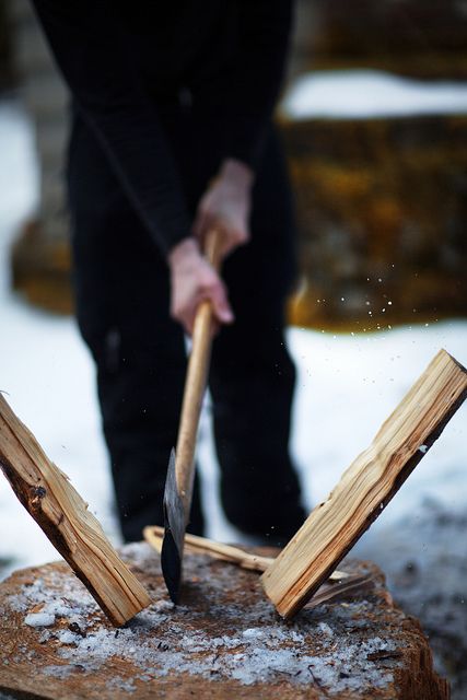 el tipo que hace leña y enciende la bilbaina y me ayuda a acercar el colchón al fuego Chopping Wood, Winter Cabin, Henry Ford, Cabin Life, Back To Nature, Cabins In The Woods, On The Ground, Baby Cold, Winter Time