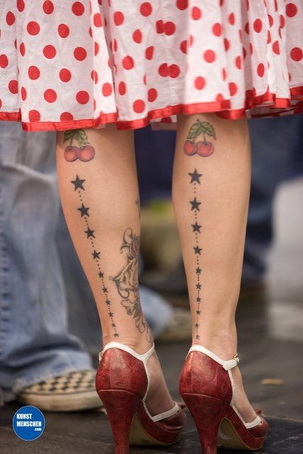 Snowglobe Tattoo, Armpit Tattoo, Rockabilly Tattoos, Cinnabon Recipe, Rockabilly Mode, Tiny Finger Tattoos, Rockabilly Tattoo, Cherry Tattoos, Geniale Tattoos