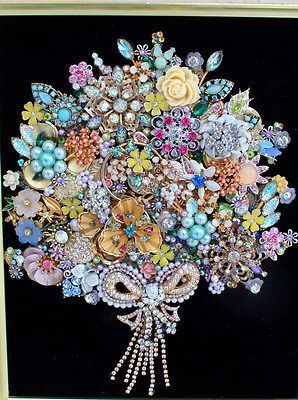 Vintage Jewelry Shadow Box Display, Jewelry Wall Art, Costume Jewelry Crafts Projects Wall Art, Art From Old Jewelry, Brooch Art Framed, Costume Jewelry Crafts Projects, Broach Display Ideas, Antique Jewelry Art, Costume Jewelry Christmas Tree