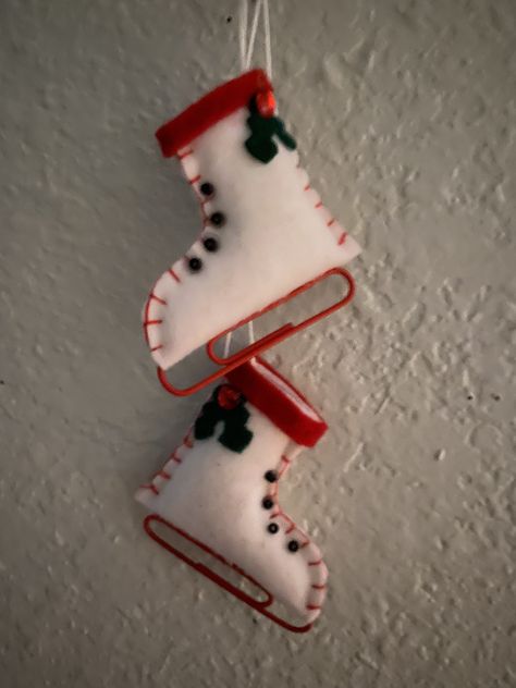 Felt hanging Ice Skate Ornaments. They come  in two colors (red/white or white/red). Hang on you tree, in work cubical, on wall, or as an embellishment on a package. Made from felt and 100% hand made. Ice Skate Decoration, Christmas Doorway Decorations, Ice Skate Christmas, Ice Skate Ornaments, Christmas Orniments, Felt Crafts Christmas, Felt Christmas Decorations, Christmas Applique, Ice Skate