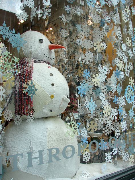 Anthropologie displays are full of so much inspiration. Love all the snowflakes! Anthropologie Window Display, Anthropologie Display, Winter Window Display, Store Front Windows, Holiday Window Display, Anthropologie Holiday, Store Window Display, Store Window Displays, Christmas Window Display