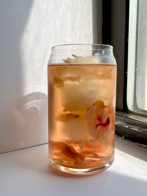 Have you ever wondered what it would taste like if you ate a bouquet of flowers? Maybe you hadn’t thought about it before… but I bet you are now! Well, there is no need to wonder anymore with our Jasmine Rose Iced Flower Tea! Try it today and taste what it is like to eat a field of flowers! Jasmine Iced Tea, Jasmine Flower Tea, Flower Ice Cubes, Flower Ice, A Field Of Flowers, Jasmine Tea, Jasmine Rose, A Bouquet Of Flowers, Homemade Drinks