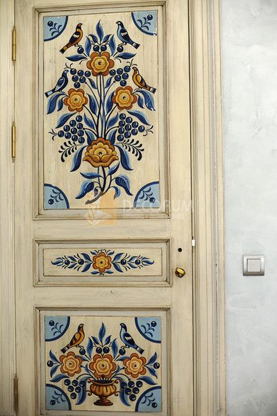 Painted Furniture Ideas, Art Door, Decoration Inspiration, Hand Painted Furniture, Beautiful Doors, Folk Art Painting, Painted Doors, Dream House Decor, Decor Rustic