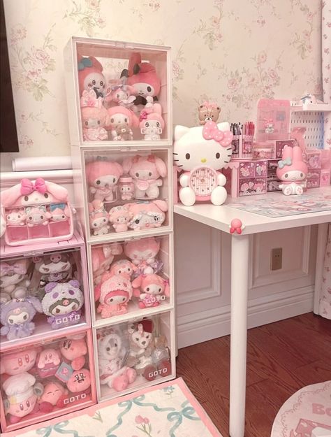 Hello Kitty Desk Decor, Pink Kpop Room Aesthetic, Sanriocore Room, Kawaii Sanrio Bedroom, Kawaiicore Bedroom Ideas, Cheap My Melodybedroom Deco, Pink Sanrio Room Aesthetic, Girly Pink Bedroom, Sanrio Room