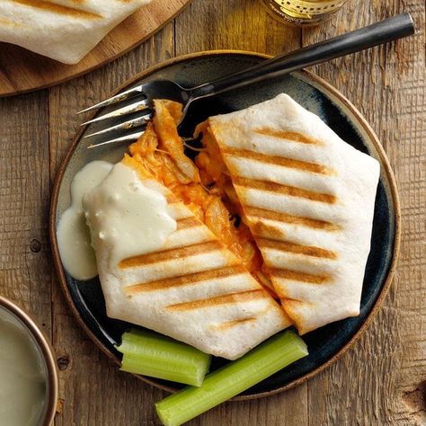 Buffalo Chicken Crunch Wrap, Chicken Crunch Wrap, Chick Fil A Chicken Nuggets, Panini Recipes Chicken, Chicken Risotto, Blue Cheese Salad, Crunch Wrap, Chicken Nugget Recipes, Panini Press