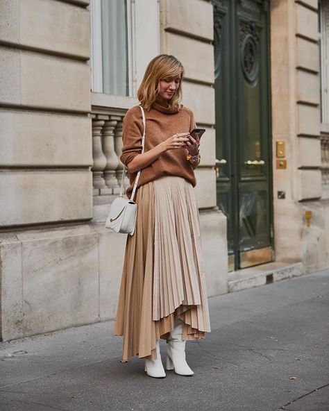 The 18 Best Beige Outfits to Try Right Now | Who What Wear UK Lisa Aiken, Fancy Things, Street Style Blog, Beige Outfit, French Girl Style, Moda Paris, Paris Fashion Week Street Style, Women Fashion Edgy, Half Skirt