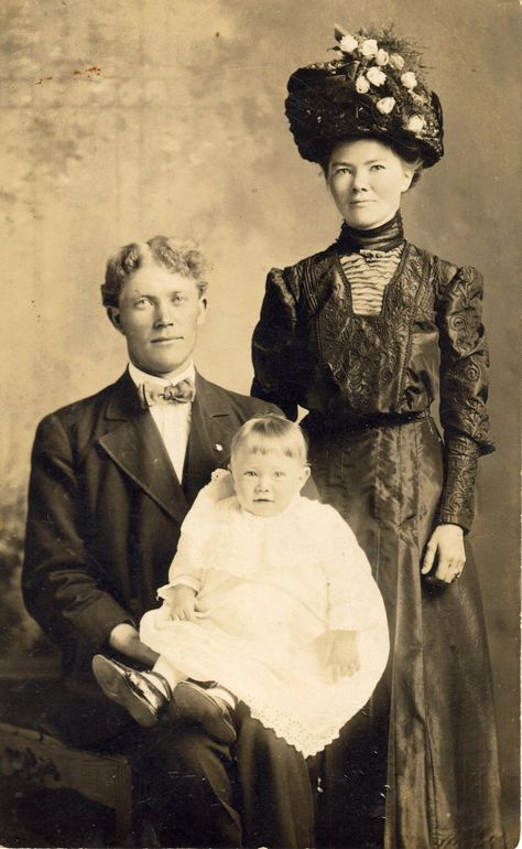 Victorian Family Portraits Photography, Old Family Pictures Vintage Photos, Old Pictures 50s, Victorian Family Portrait, Old Family Portraits, Vintage Family Photoshoot, Old Family Pictures, Painting Family Portrait, Vintage Family Pictures