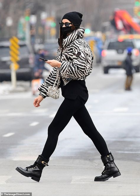 Zebra Jacket Outfit, Zebra Purse Outfit, Print Jacket Outfit, Irina Shayk Style, Cold Wear, Casual Trendy Outfits, Aesthetic Look, Irina Shayk, Print Jacket