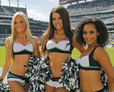 Who Has The Best Looking Cheerleaders In The NFL? Philadelphia Eagles Cheerleaders... Philadelphia Eagles Cheerleaders, Eagles Kelly Green, Colts Cheerleaders, Eagles Cheerleaders, Cheerleader Outfit, Outfit Sport, Cheerleading Squad, Sport Equipment, Ice Girls