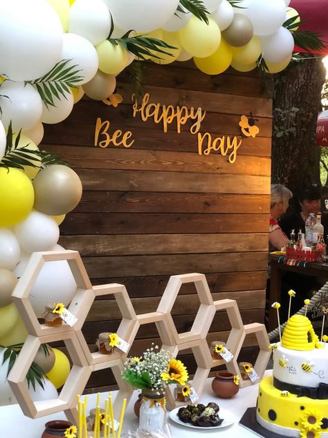 Bee Party Decorations First Birthdays, Bee Themed First Birthday Girl, Bee Backdrop, Bee Themed Birthday, Bee Birthday Theme, Bee Baby Shower Decoration, Bee Party Decorations, Bee Themed Birthday Party, Honey Bee Baby Shower