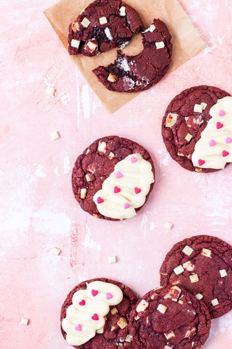 Hot Chocolate Cookie Recipes, Cookies Soft And Chewy, Cookie Tips, Cookies With White Chocolate, Simple Cookie, Velvet Cookies, Cookies Soft, Hot Chocolate Cookies, Red Velvet Cookies