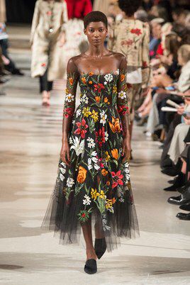 Oscar de la Renta Fall 2018 Ready-to-Wear Fashion Show Collection Fall 2024 Fashion, 2024 Fashion Trends, New Blouse Designs, Couture Mode, Floral Fashion, 2024 Fashion, Fashion Show Collection, Fall Fashion Trends, Bead Embroidery