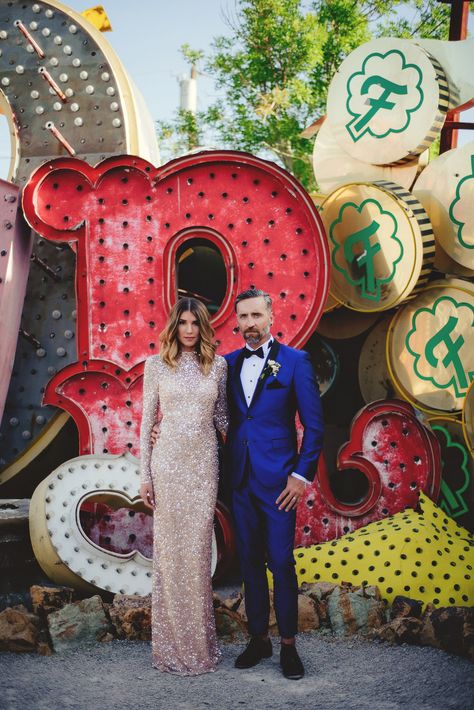 neon museum wedding photography Neon Museum Wedding, Las Vegas Wedding Dresses, Las Vegas Neon, Chill Wedding, Vegas Themed Wedding, Neon Museum Las Vegas, Vegas Wedding Dress, Museums In Las Vegas, Neon Museum