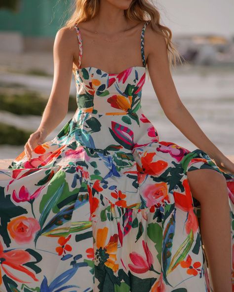 Deja que el estampado floral del vestido Palma te transporte a un paraíso tropical. ¡Perfecto para cualquier ocasión especial! 🌸🎨 #vístetedecolombia #modacolombiana #estilo #PalmaDress Floral, Palmas