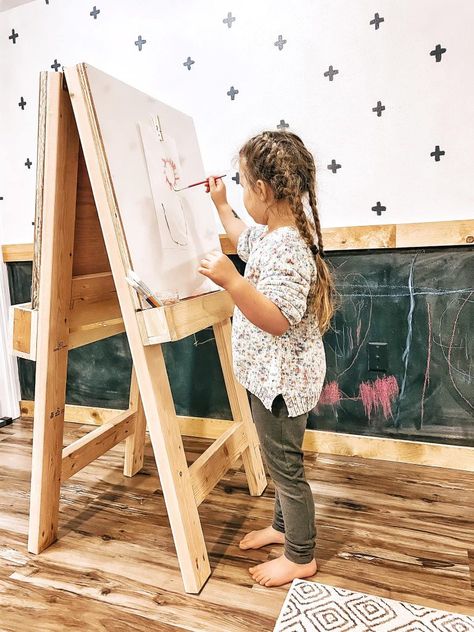 Instead of bringing out the paint and supplies each time your child wants to paint, learn how to make an easel to keep everything organized. Making An Easel Diy, Diy Art Easel For Kids, Diy Painting Easels, Toddler Easel, Make An Easel, Paint Station, Art Tables, Kids Art Easel, Art Crawl