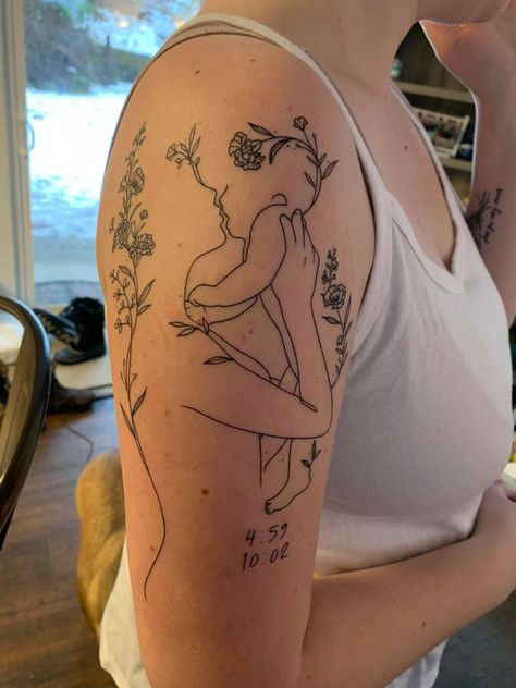 Outline of a mother holding her baby up and kissing baby’s lips. Baby’s birth stats underneath Motherhood Tattoos, Baby Tattoo Designs, Baby Tattoo, Mom Tattoo Designs, Mommy Tattoos, Mother Tattoos, Cute Tattoos For Women, Discreet Tattoos, Subtle Tattoos