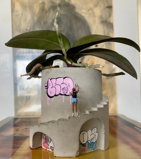 Graffiti Street Art, Tanah Liat, Concrete Planter, Keramik Design, Unique Planter, Graffiti Designs, Arte Inspo, Clay Art Projects, Concrete Planters