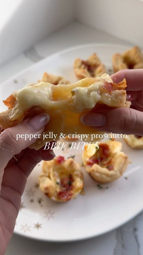 Easy Appetizers Recipes, Brie Puff Pastry, Cheese Wine, Brie Bites, Brie Recipes, Easy To Make Appetizers, Easy Appetizers, Appetizers Recipes, Holiday Eating