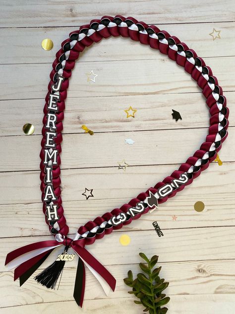 School Spirit Crafts, Ribbon Graduation, Lei Ideas, Graduation Leis Diy, Middle School Graduation, Graduation 2025, Braided Ribbon, Diy Graduation Gifts, School Cheer