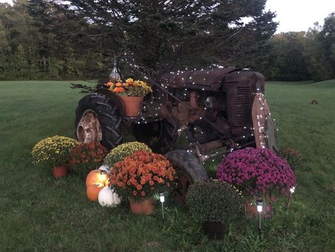 Old Tractor Yard Art, Halloween Tractor Decoration, Antique Tractor Yard Decor, Tractor Yard Art, Old Tractor Landscaping, Tractor Landscaping, Farm Airbnb, Yard Wagon, Antique Crafts