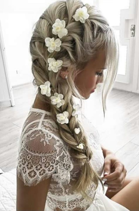 Side French braid with flowers Side French Braids, Bridal Braids, Flower Braids, Flowers In Her Hair, French Braid Hairstyles, Side Hairstyles, Fishtail Braid, Side Braid, Braid Hairstyles