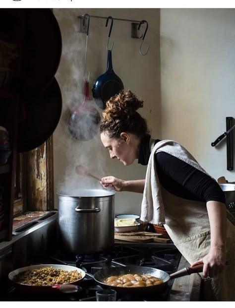 chef cooking pasta In The Kitchen, Someone Cooking, Chef In Kitchen, Chef Portrait, Tuscan Cooking, Cooking Photography, Food Photography Inspiration, Parmigiano Reggiano, Slow Food