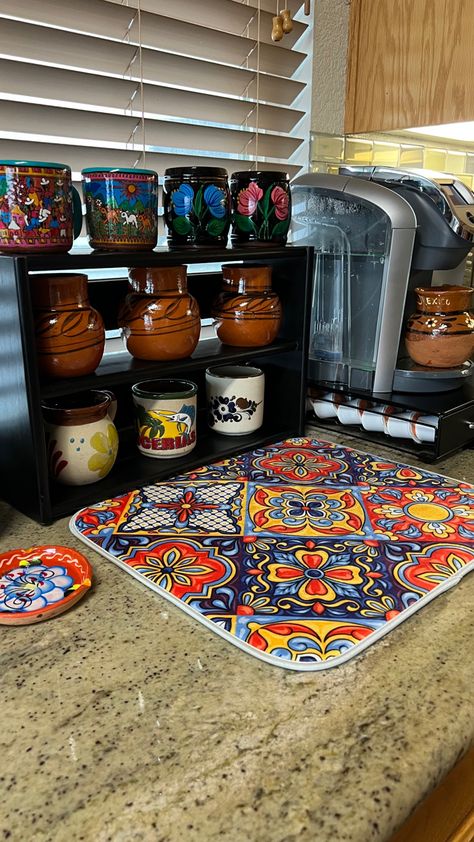 Amo el estilo mexicano Spanish Style Coffee Bar, Mexican Theme Coffee Bar, Mexican Bar Ideas For Home, Mexican Style Coffee Bar, Talavera Home Decor Mexican Style, Mexican Inspired Kitchen Decor, Mexican Apartment Decor, Mexican Style Kitchen Decor, Kitchen Decor Mexican Style